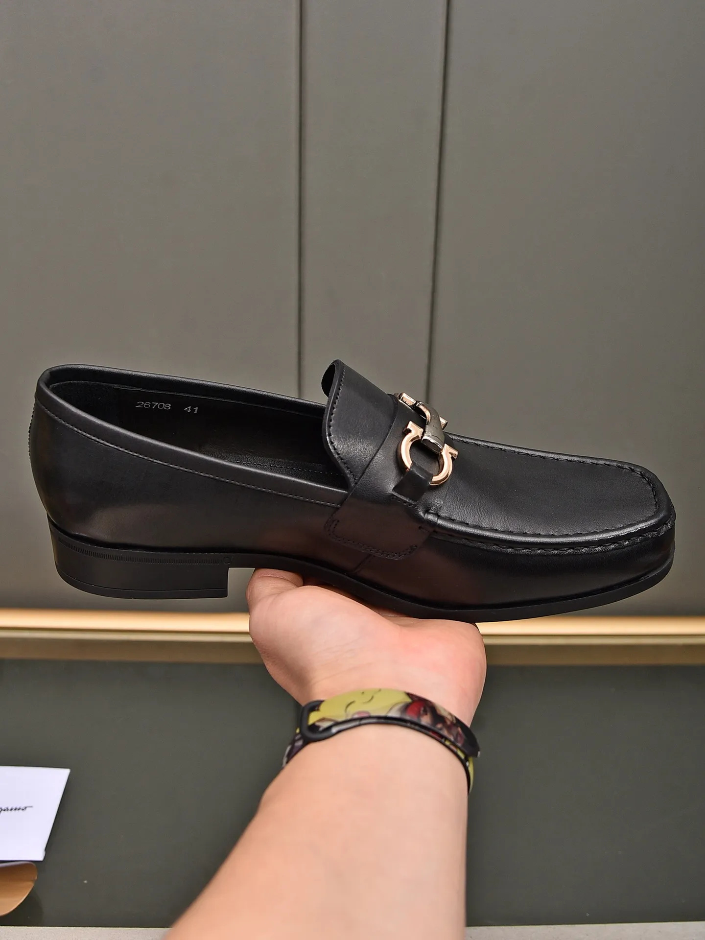 Men's shoes 💰: 460 [Original running volume and quality] Brand: Ferragamo (Ferragamo) Size: Men's size 38/44 (45 can be customized) Grade: Same style as the official website High-end quality men's shoes Material: Original first-layer calfskin Water-dyed cowhide lining Original outsole Style categories: Men's fashion formal business casual leather shoes Slip-on men's high-top series Young fashion European and American trends British style Casual matching Comfortable on the feet